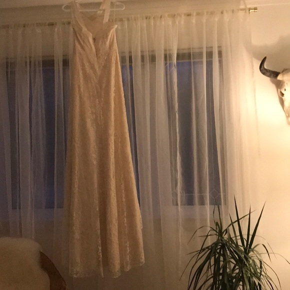 Galina (David’s Bridal) Wedding Dress - Picture 4 of 8